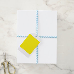 Ein gelbes Quadrat, zentriert auf einem sauberen,  Geschenkanhänger