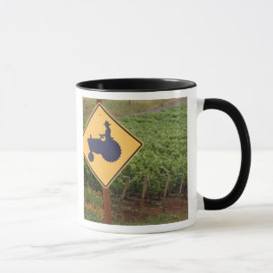 Ein gelbes Schild für vorbeifahrende Traktoren im Tasse