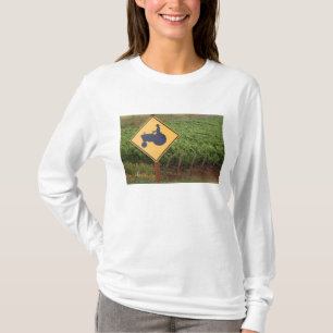 Ein gelbes Traktor-Übergangsschild im Weinberg T-Shirt