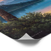 Ein Gemälde eines Bergsees und Bäumen am Abend Poster (Ecke)