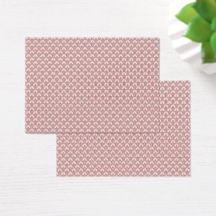 Ein gemusterter Teppich mit roten und braunen Moti
