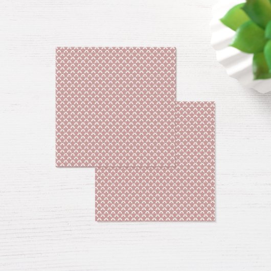 Ein gemusterter Teppich mit roten und braunen Moti (Schreibtisch)