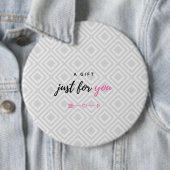 Ein Geschenk für Sie (rosa Version für sie) Button (Beispiel)
