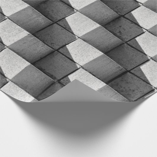 Ein Gesicht der "Vier-Seiten-Pyramide" Skulptur in Geschenkpapier (Ecke)