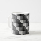 Ein Gesicht der "Vier-Seiten-Pyramide" Skulptur in Kaffeetasse (Vorderseite Links)