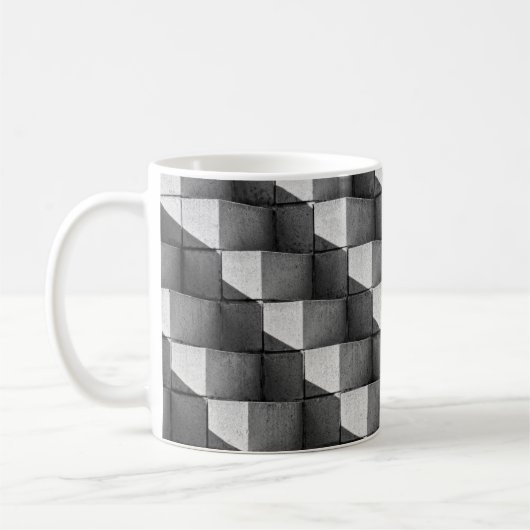 Ein Gesicht der "Vier-Seiten-Pyramide" Skulptur in Kaffeetasse (Links)