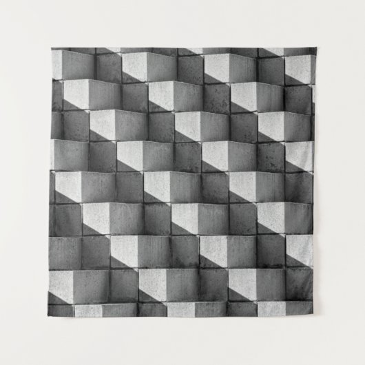 Ein Gesicht der "Vier-Seiten-Pyramide" Skulptur in Wandteppich (Vorderseite)