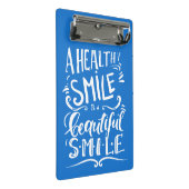 Ein gesundes Lächeln ist ein schönes Lächeln Mini Klemmbrett (Schrägansicht)