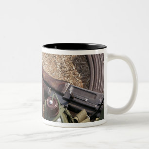 Ein Gewehr, Militär bedecken und Kantine Zweifarbige Tasse