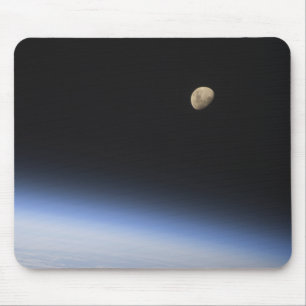 Ein gibbous Mond sichtbar über der Atmosphäre de Mousepad