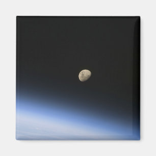 Ein gibbous Mond sichtbar über der Atmosphäre der Magnet