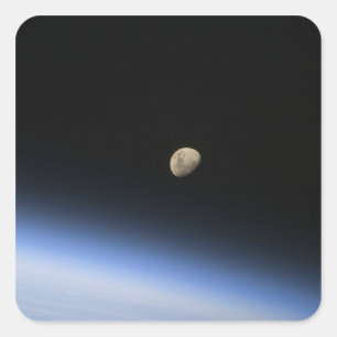 Ein gibbous Mond sichtbar über der Atmosphäre der Quadratischer Aufkleber