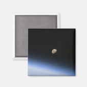 Ein giftiger Mond über der Erdatmosphäre 2 Magnet (Vorderseite/Rückseite)