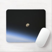 Ein giftiger Mond über der Erdatmosphäre 2 Mousepad (Mit Mouse)