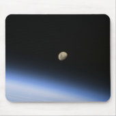Ein giftiger Mond über der Erdatmosphäre 2 Mousepad (Vorne)