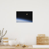 Ein giftiger Mond über der Erdatmosphäre 2 Poster (Küche)