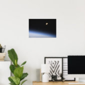 Ein giftiger Mond über der Erdatmosphäre 2 Poster (Heimbüro)