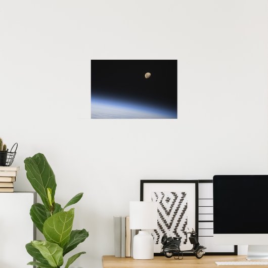 Ein giftiger Mond über der Erdatmosphäre 2 Poster (Heimbüro)