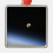 Ein giftiger Mond über der Erdatmosphäre 2 Silbernes Ornament (Vorne)