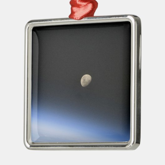 Ein giftiger Mond über der Erdatmosphäre 2 Silbernes Ornament (Links)