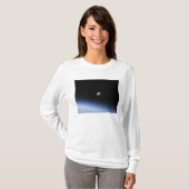 Ein giftiger Mond über der Erdatmosphäre 2 T-Shirt (Vorne ganz)