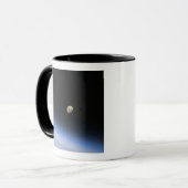 Ein giftiger Mond über der Erdatmosphäre 2 Tasse (Vorderseite Links)