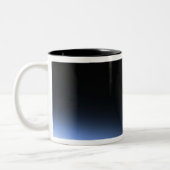 Ein giftiger Mond über der Erdatmosphäre 2 Zweifarbige Tasse (Links)