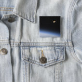 Ein giftiger Mond über der Erdatmosphäre Button (Beispiel)