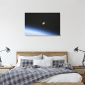Ein giftiger Mond über der Erdatmosphäre Leinwanddruck (Insitu (Schlafzimmer))