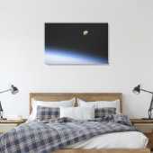 Ein giftiger Mond über der Erdatmosphäre Leinwanddruck (Insitu (Schlafzimmer))
