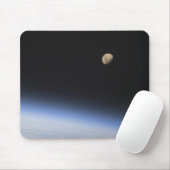 Ein giftiger Mond über der Erdatmosphäre Mousepad (Mit Mouse)