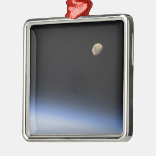 Ein giftiger Mond über der Erdatmosphäre Ornament Aus Metall (Links)