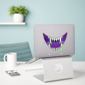 Ein giftiges Lächeln Aufkleber (Laptop auf Schreibtisch)