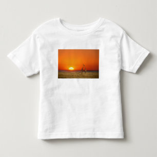 Ein Giraffenpaar geht in den Sonnenuntergang, in Kleinkind T-shirt