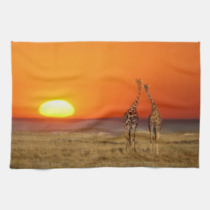 Ein Giraffenpaar geht in den Sonnenuntergang, in Küchentuch