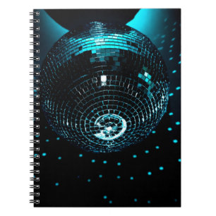 Ein glänzender Disco-Ball hängt auf schwarzem Hint Notizblock