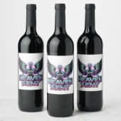 Ein glänzender, metallischer Engel mit Flügeln, Y2 Weinetikett (Flaschen)