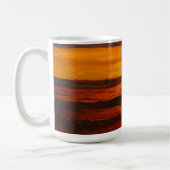 Ein glänzender orangefarbener Sonnenuntergang, dur Kaffeetasse (Links)
