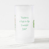 Ein Glas auf das keltische Symbol der SmaragdIsle  Mattglas Bierglas (Mittel)