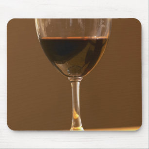 Ein Glas roter Chateau Belgrave im Sonnenlicht - Mousepad