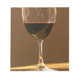 Ein Glas roter Chateau Belgrave im Sonnenlicht - Notizblock