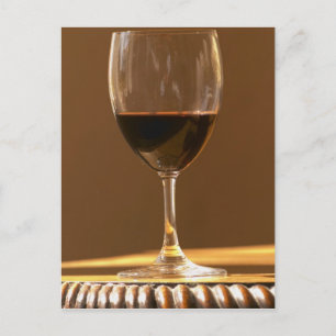 Ein Glas roter Chateau Belgrave im Sonnenlicht - Postkarte