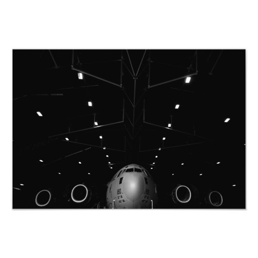 Ein Globemaster III der C-17 sitzt in einem Hangar Fotodruck (Vorne)