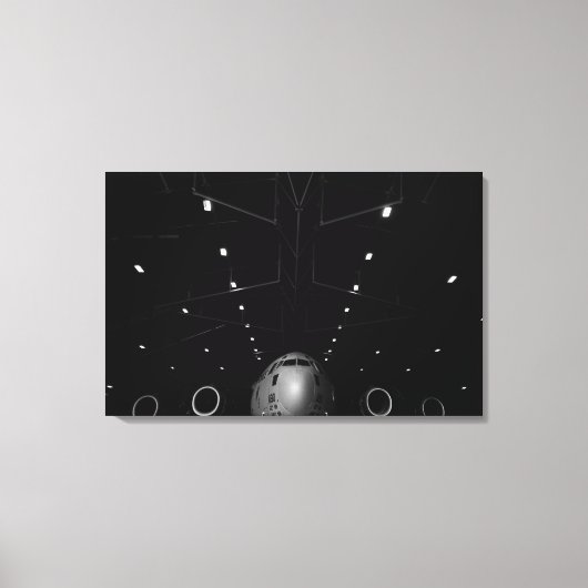 Ein Globemaster III der C-17 sitzt in einem Hangar Leinwanddruck (Vorderseite)