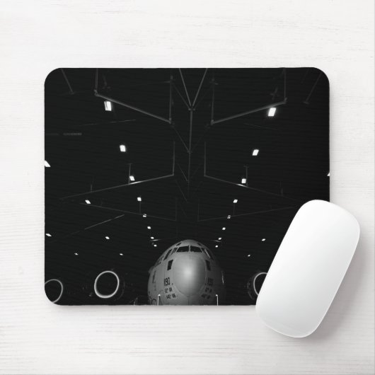 Ein Globemaster III der C-17 sitzt in einem Hangar Mousepad (Mit Mouse)