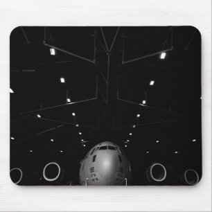 Ein Globemaster III der C-17 sitzt in einem Hangar Mousepad
