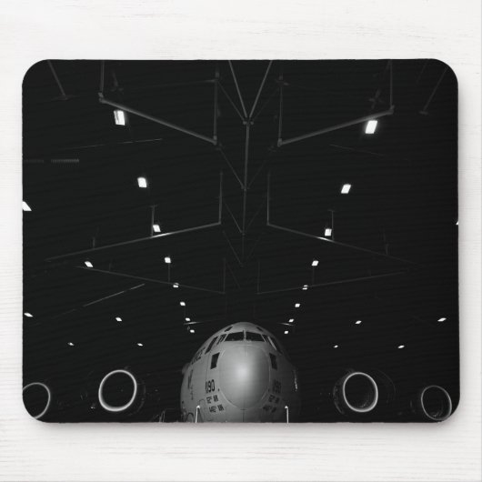 Ein Globemaster III der C-17 sitzt in einem Hangar Mousepad (Vorne)