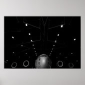 Ein Globemaster III der C-17 sitzt in einem Hangar Poster (Vorne)