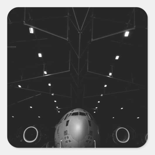 Ein Globemaster III der C-17 sitzt in einem Hangar Quadratischer Aufkleber (Vorderseite)