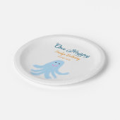 Ein glücklicher blauer Oktopus unter dem Meeresgeb Pappteller (Schrägansicht)